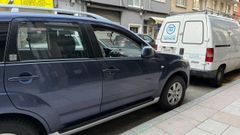 El veh�culo que amaneci� este viernes con la ventanilla rota en la calle Diego Delicado, en Os Mallos