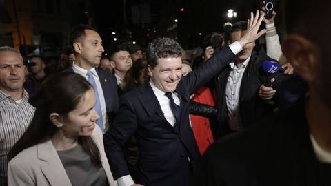 El alcalde de Bucarest y candidato centrista-europeísta en la segunda vuelta de las elecciones presidenciales en Rumania, Nicusor Dan, celebra su triunfo en los comicios.
