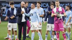 Claudio Gir�ldez y algunos de sus jugadores, tras el Celta-Betis.