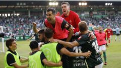Celebraci�n de los jugadores del Racing tras certificar el ascenso a la Segunda Divisi�n.