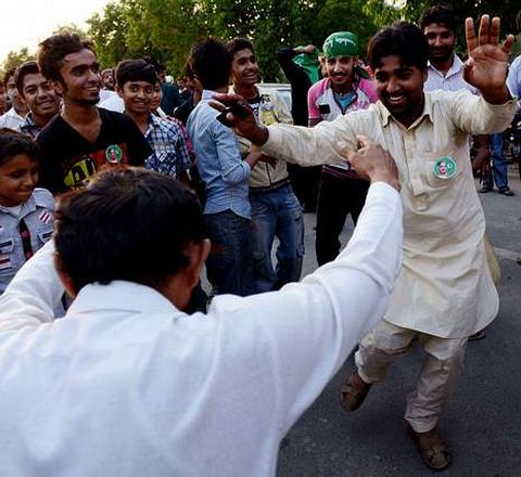 Seguidores de Sharif celebran en Lahore su triunfo.