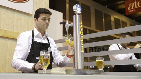 Martín Galán, de la cafetería Cervantes, durante el concurso de tiraje de cerveza.Martín Galán, de la cafetería Cervantes, durante el concurso de tiraje de cerveza