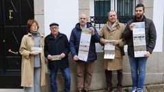 Gonzalo Castro, concejal de Cultura y Turismo, en el centro, con familiares y miembros de la ARMH. 