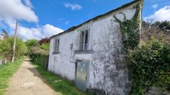 Exterior de la casa municipal okupada por dos hombres