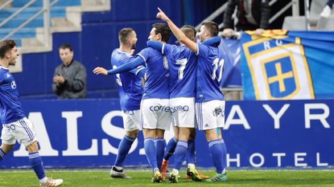 Los jugadores del Vetusta celebran el primer gol al Sporting B