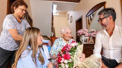 Fabiola Garc�a y Luis Oujo se acercaron a casa de la sonense Carmel Calo para felicitarla por su 104 cumplea�os