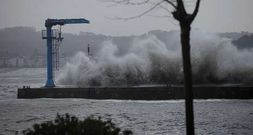 La violencia del mar en el muelle deportivo de Mi�o.