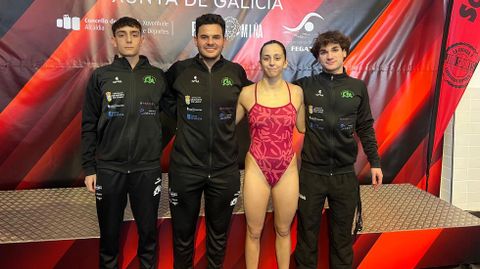 La monfortina Andrea Gud�n, con sus compa�eros y su entrenador, ayer en Lugo