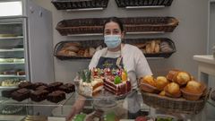 Noelia Casta�o regenta la panader�a Susi en la calle peatonal de Boiro, y desde el cierre del municipio apenas tiene clientes por las tardes 