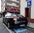 Muchos conductores sin permiso usan las plazas reservadas.