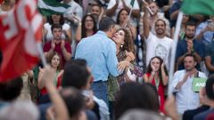 Pedro Sánchez, este domingo abrazando a María Jesús Montero en el acto de apertura de la precampaña andaluza.