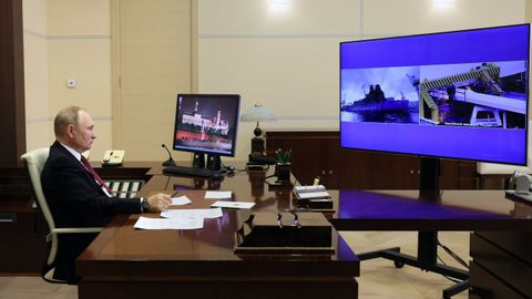 El presidente ruso, Vladimir Putin, durante una videoconferencia desde su residencia de Novo-Ogaryovo, a las afueras de Mosc�