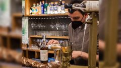 Alberto D�az preparando su nuevo coctel