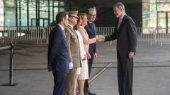 Felipe VI saluda a la delegada del Gobierno en Cataluña, Maria Eugènia Gay, a su llegada a la entrega de los Premios Nacionales de Investigación en Barcelona