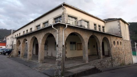 Ahora en desuso, este es el edificio del antiguo colegio de Celeiro