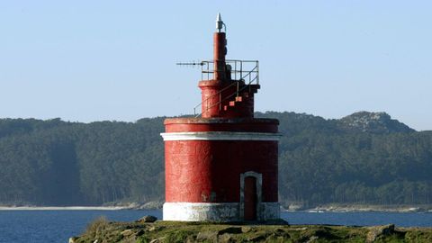 Faro de Robaleira, en la parte interior de la ra, en Cabo Home