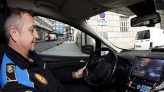 Un polic�a local gestiona el sistema que localiza y multa a los veh�culos que exceden el tiempo de la ORA en Ribeira