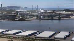 Torres met�licas para parques e�licos construidas en Asturias y almacenadas para su transporte en el puerto de Avil�s