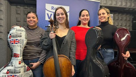 Paula, de Pontevedra; Lorena, de Noia; Vernica, de Cuba, y Jssica, de Portugal, se conocieron en A Corua.