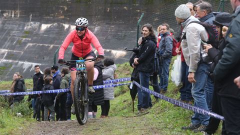 <span lang= gl >Unha das bikers participantes na proba da Copa Galicia de Resistencia BTT 3 Horas do 2024 disputada na contorna do encoro de Castroagud�n</span>