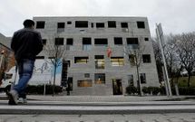 <span lang= es-es >Sinsentido</span>. Si el Gobierno terminase agrupando en A Coru�a los juzgados de la provincia, el segundo edificio de tribunales de Santiago, reci�n inaugurado, habr�an sido 3,5 millones tirados.