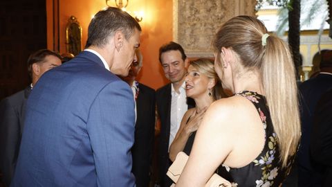 Sánchez habla con Yolanda Díaz, ante la presencia de la vicepresidenta Sara Aagesen en la cena del lunes de la cumbre de la ONU en Sevilla.