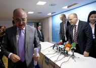 Jiménez Morán, alcalde de Verín y senador, llegando a la rueda de prensa presidida por Baltar.
