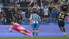 Momento en que �lvaro Ferllo detiene el penalti en los instantes finales del partido