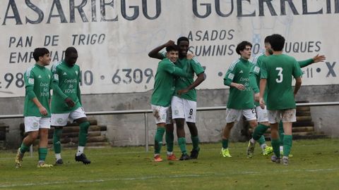 Los jugadores del Xove Lago celebran un gol.