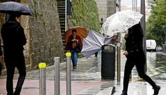 Las fuertes lluvias y el viento dejaron estampas de paraguas rotos por toda la ciudad.