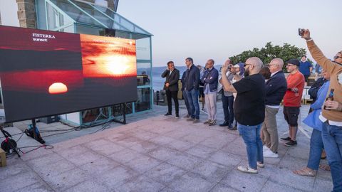 El sol se puso en Fisterra y sali en Japn. Una pantalla gigante en el faro fisterrn mostr la puesta del sol en la localidad y la salida del astro en Nachikatsuura. 23/07/2024