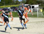 Gavilanes corta impetuoso un bal�n frente a los jugadores alaricanos. 