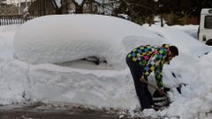 Un vecino de Felechosa retira la nieve de su coche