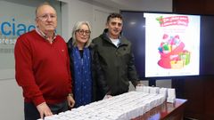 El secretario de la organizaci�n Juan Mart�nez, la concejala de Econom�a y Facenda, Herminia Pouso, y el presidente de la patronal, Francisco Mart�nez durante la rifa.