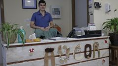 Luis Cruz trabaja en la recepcin