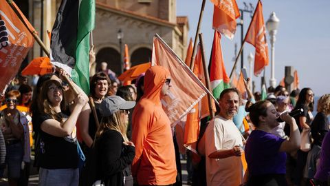 Concentraci�n de apoyo a las seis sindicalistas conocidas como las 'Seis de la Suiza' cuando se cumplen cien d�as de su ingreso en prisi�n por coacciones al propietario de una pasteler�a de Gij�n