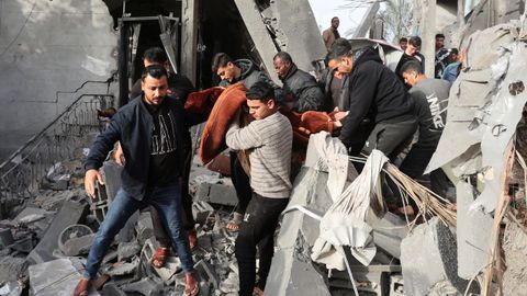 Palestinos trasladan el cad�ver de una persona muerta en los bombardeos en la localidad de Deir Al-Balah