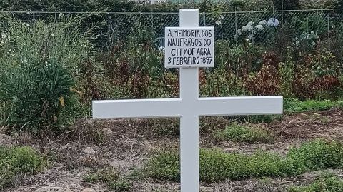 Cruz en la leira do Pacho, en Arou, en memoria de los náufragos.