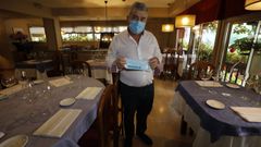 Enrique Porral, de O'Asador, de Viveiro, con algunos de los test de ant�genos que tiene de reserva en su establecimiento