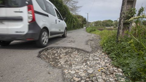 Veci&ntilde;os de Lara&ntilde;o, en Santiago, denuncian el mal estado de sus viales