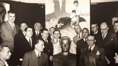 Un emocionado Castelao (derecha), en Buenos Aires, ante el busto de Alexandre B�veda y �A �ltima lecci�n do mestre�.