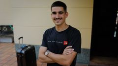 Val�n posa en su casa antes de viajar a Soria