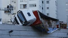 Vuelca un cami�n en la avenida de San Crist�bal