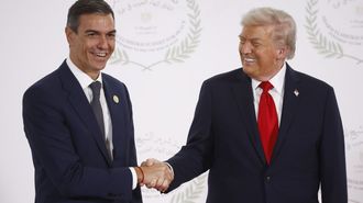 El presidente Pedro S�nchez saluda a su hom�logo estadounidense, Donald Trump, durante la Cumbre de Paz para Gaza, en Egipto, el pasado 13 de octubre.