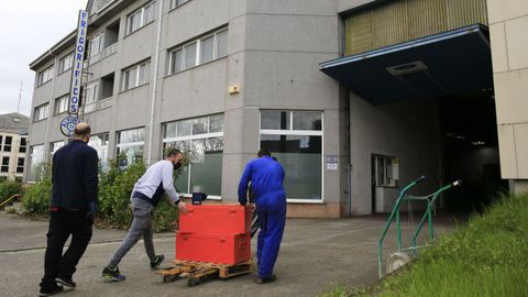 Trabajadores de Frigorficos Alonso devuelven la maquinaria a la nave tras pasar el incendio