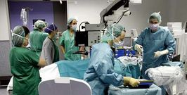 La nueva ley trata de reducir el tiempo de espera. En la imagen, una operaci�n en un quir�fano del Hospital de Monforte.