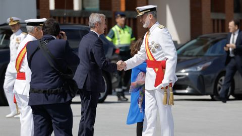 El presidente de la Xunta de Galicia, Alfonso Rueda, saluda al rey Felipe VI a su llegada a la Escuela Naval de Marn