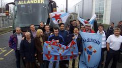 Suso S�nchez, a la izquierda de la bandera de la Pe�a de Pontevedra; Pedro Rodr�guez, a la derecha, en el 2002.