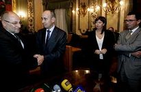 <span lang= es-es >De socios a rivales</span>. La imagen tomada en el sal�n de plenos del Concello es de hace cuatro a�os. Alberto L�pez (al lado del alcalde) y Jos� Troncoso (derecha), entonces socios, firmaban el contrato de la ayuda a domicilio. Ahora, el auditor Alberto L�pez ha optado por crear una alianza con FCC.