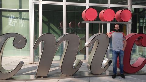 Jos� �ngel Nicol�s, delante de la sede del Centro Nacional de Investigaciones Cardiovasculares, donde trabaja